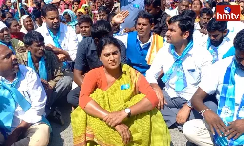 YS Sharmila Protest in Infront of Raghunathpally Substation