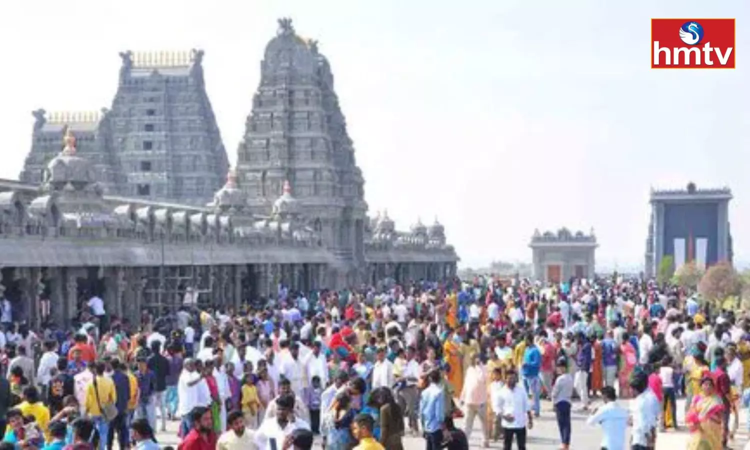 Huge Devotees Rush At Yadadri Lakshmi Narasimha Swamy Temple