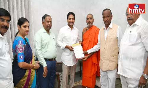 Shri Jagadguru Niranjana Nandapuri Meet CM Jagan