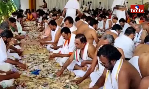 Officers Counting The Hundi On The Occasion Of Mahashivratri Officers Counting The Hundi On The Occasion Of Mahashivratri