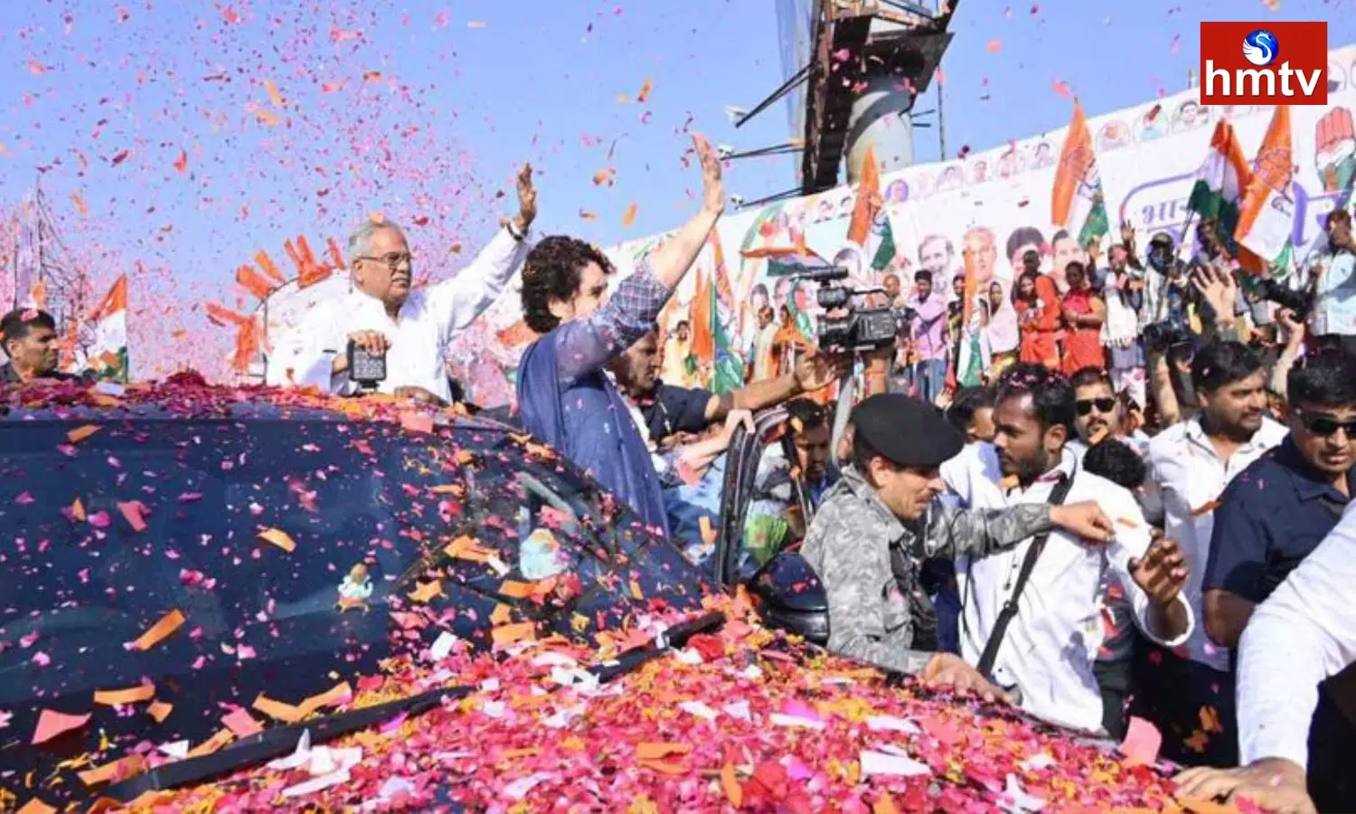Priyanka Gandhi Received A Warm Welcome From Congress Leaders Priyanka Gandhi Received A Warm Welcome From Congress Leaders