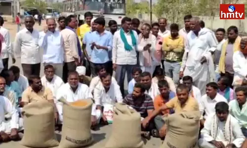 Farmers Protest In Front Of Madnoor Market yard