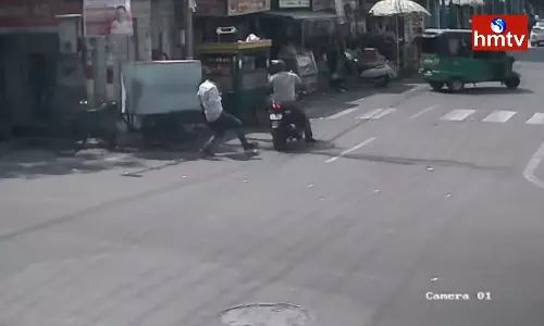 Thieves Target A Person Withdraw Cash From Bank