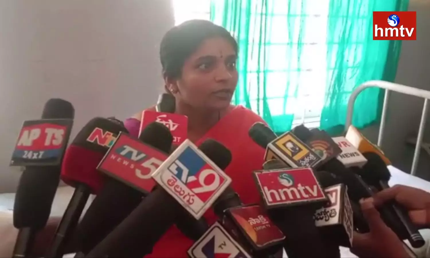 Attack On UmaShankar Reddy Wife Accused Of Viveka Murder Case