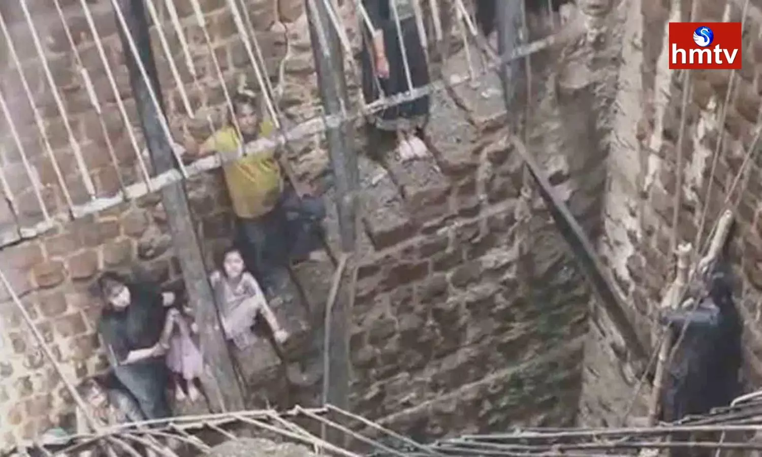 25 Fall Into Stepwell At Indore Temple