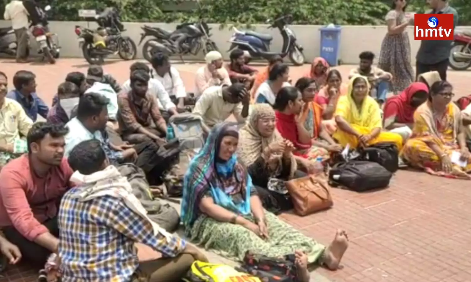 Protest Of Victims Infront Of Vijayawada RTC Bhavan