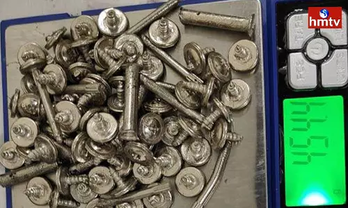 Gold: బోల్ట్‏లు, స్క్రూలతో దుబాయ్ నుంచి వచ్చిన ప్రయాణికుడి.. తనిఖీలు చేయగా…