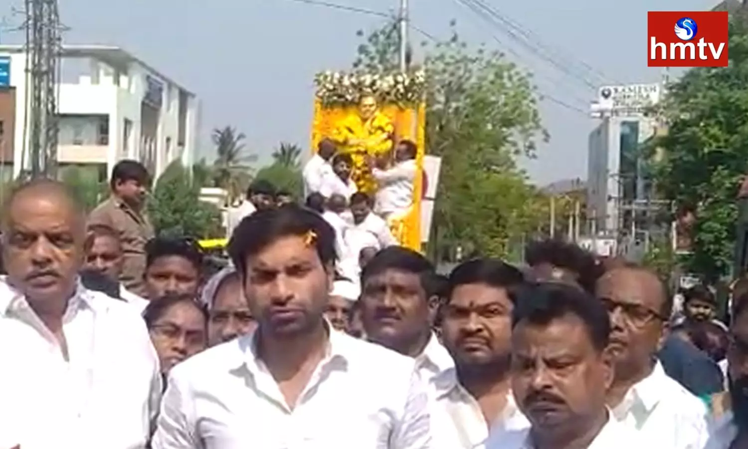 Devineni Avinash pays Homage to Devineni Nehru statue