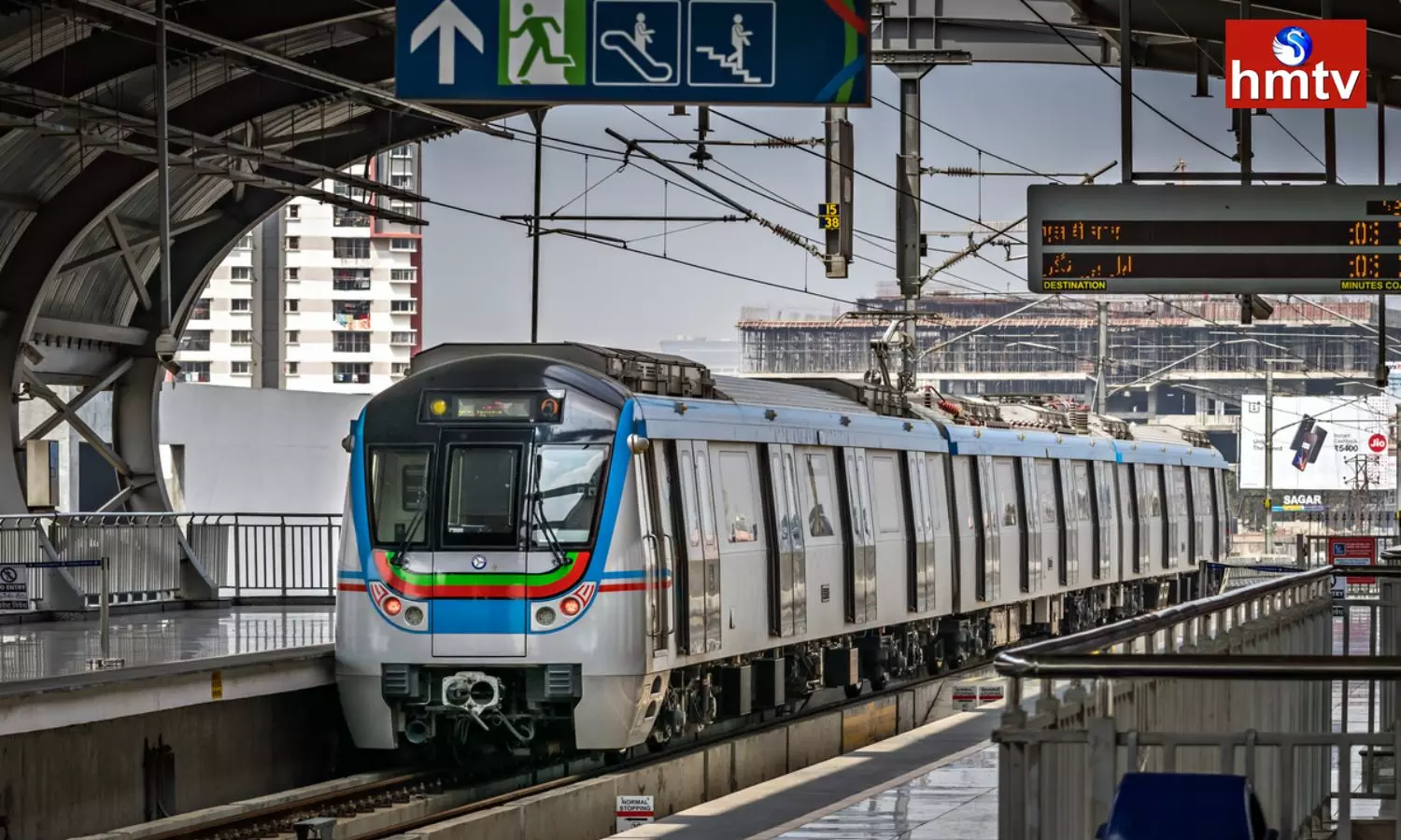 A Metro Train that Stopped at the Parade Grounds for 20 Minutes