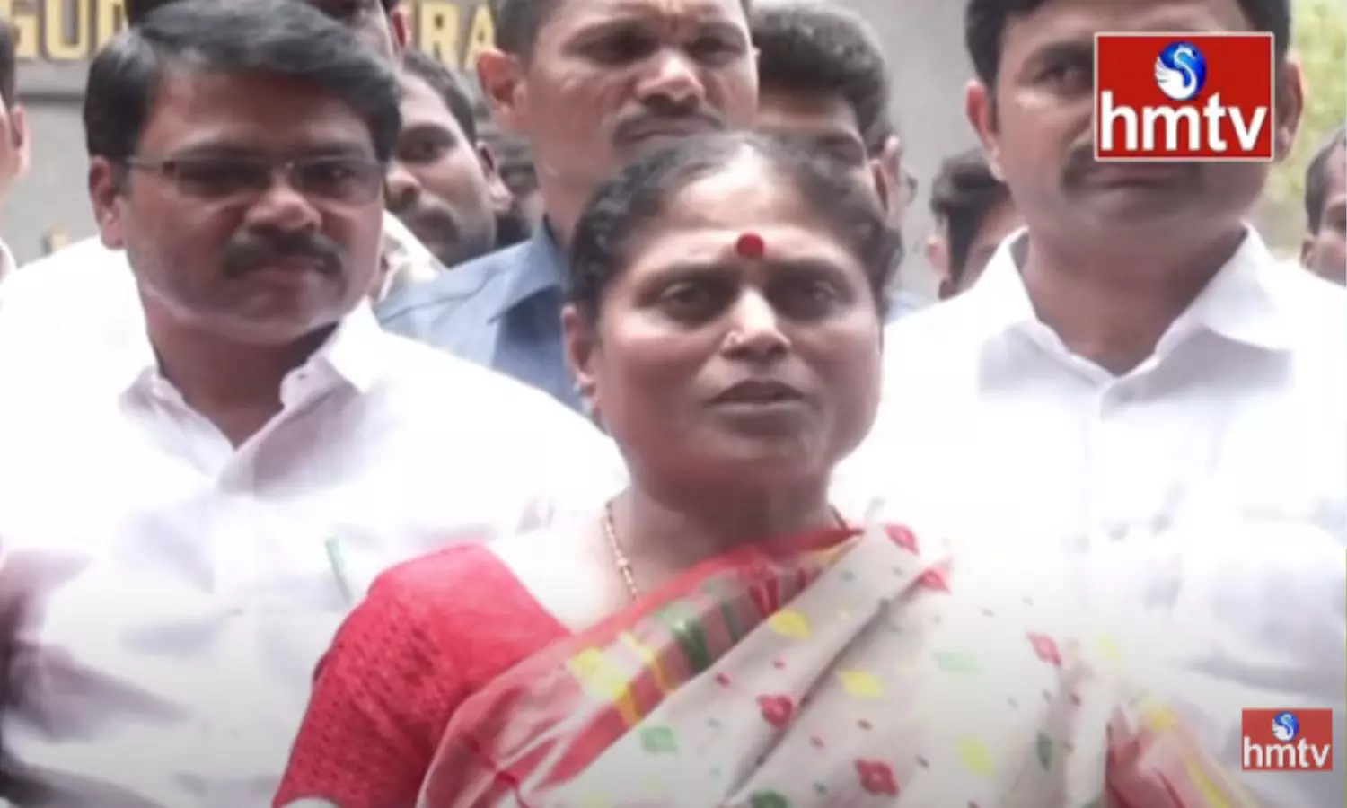 YS Vijayamma Meet YS Sharmila In Chanchalguda Jail