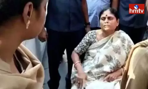 YS Vijayamma Went To ChanchalGuda Jail