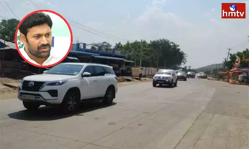 YS Avinash Reddy Returns To Hyderabad With His Mother YS Avinash Reddy Returns To Hyderabad With His Mother