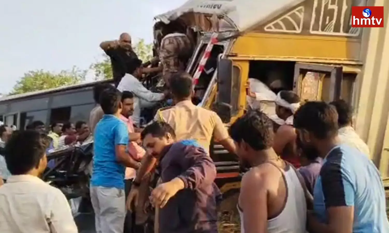 7 Die As Bus Collides With Truck On Nagpur-Pune Highway 7 Die As Bus Collides With Truck On Nagpur-Pune Highway