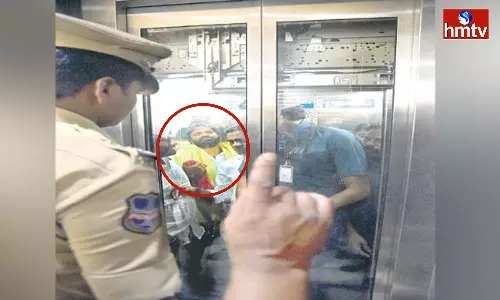 Minister Srinivas Goud Stuck Lift In Peddapalli