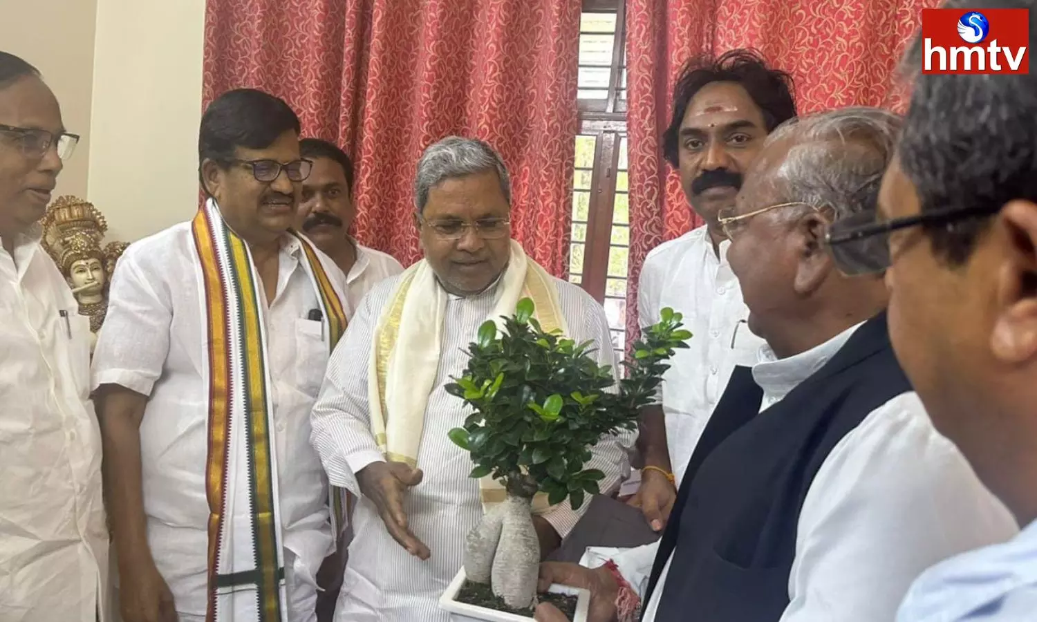 VHanumantha Rao Met Karnataka CM Siddaramaiah