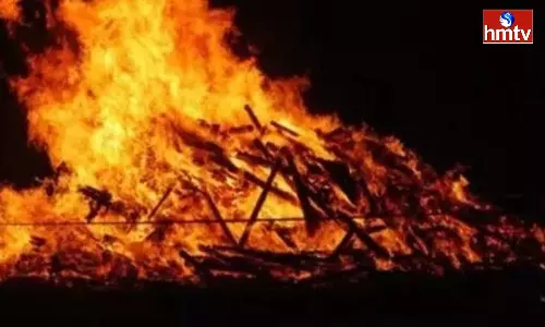 Wife Conduct her Husband Last Rites in House at Pattikonda Wife Conduct her Husband Last Rites in House at Pattikonda