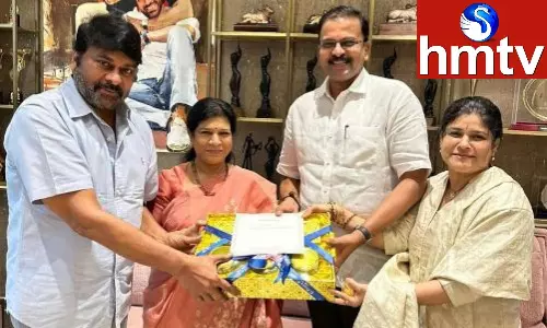 Wedding Invitation: కుమార్తె పెళ్లికి చిరంజీవిని ఆహ్వానించిన మాజీ జేడీ దంపతులు Wedding Invitation: కుమార్తె పెళ్లికి చిరంజీవిని ఆహ్వానించిన మాజీ జేడీ దంపతులు