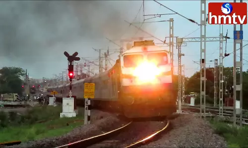 Train Headlight: ట్రైన్ హెడ్‌లైట్‌లో ఎన్ని బల్బులు ఉంటాయి.. ఎంతదూరం కనిపిస్తుందో తెలుసా?