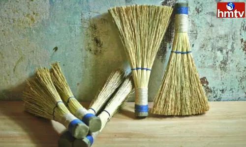 Vastu Tips for Broom: చీపురు విషయంలో ఈ పొరపాట్లు చేస్తున్నారా.. ఇంట్లో దరిద్రం తిష్ట వేస్తుందంట..!