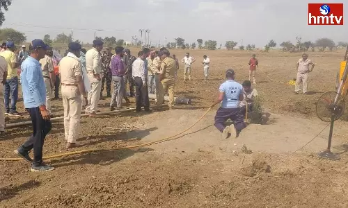 2.5 Year Old Girl Falls Into 300 Feet Deep Borewell in Madhya Pradesh 2.5 Year Old Girl Falls Into 300 Feet Deep Borewell in Madhya Pradesh