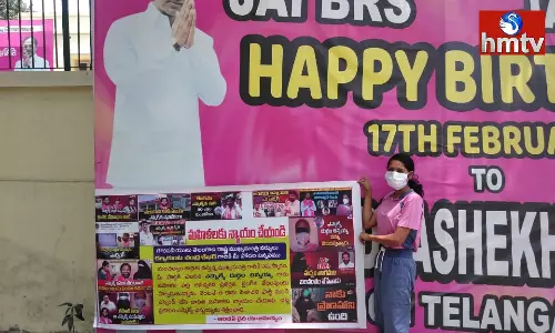 Sejal Protests With Flexi In Front Of BRS Office In Delhi