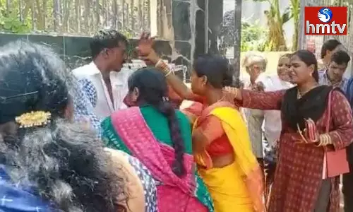 Ladies Beating Fake Swamiji In Mahabubabad Ladies Beating Fake Swamiji In Mahabubabad
