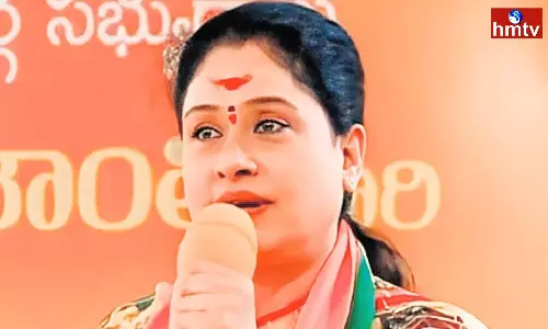 Vijaya Shanthi Comments On KCR