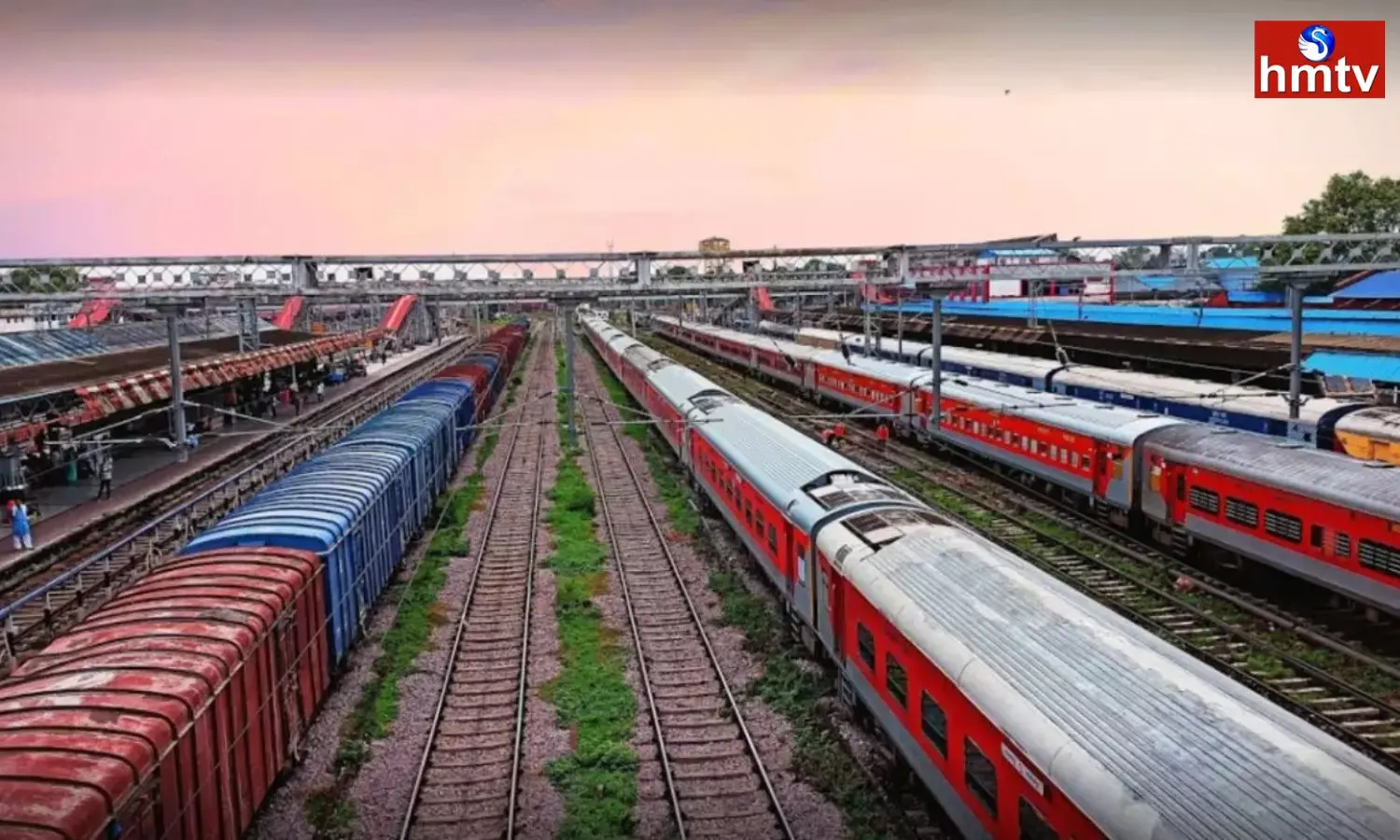 Indian Railways Interesting Facts The Longest Platform in the World is Located at Gorakhpur Junction in UP