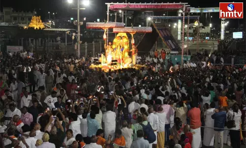 Devotees Who Gazed At The Glory Of Govindu In The Full Moon