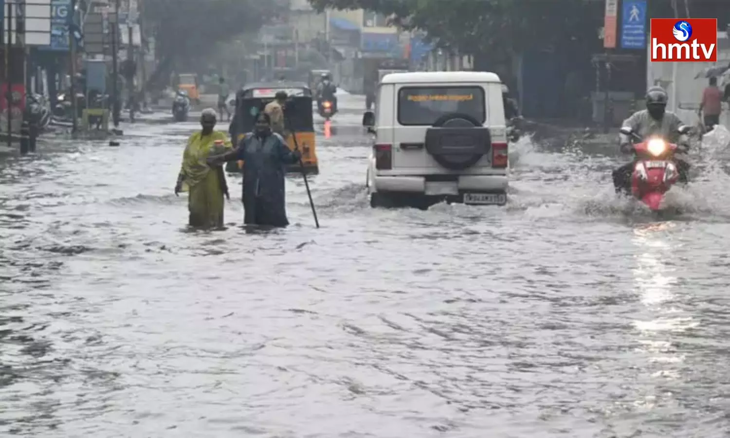 Heavy Rain Lashes Kerala schools shut Red Alert in 3 Districts Heavy Rain Lashes Kerala schools shut Red Alert in 3 Districts