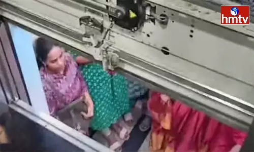 12 people Including Pregnant woman Stuck in PVR Mall lift 12 people Including Pregnant woman Stuck in PVR Mall lift