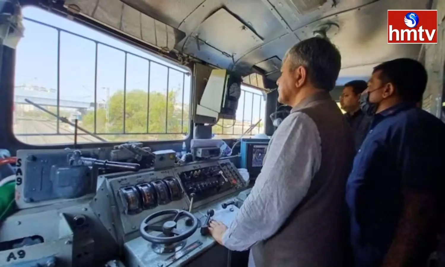 How Loco Pilot Knows the Distance Between Trains on Tracks Interesting Indian Railways Facts