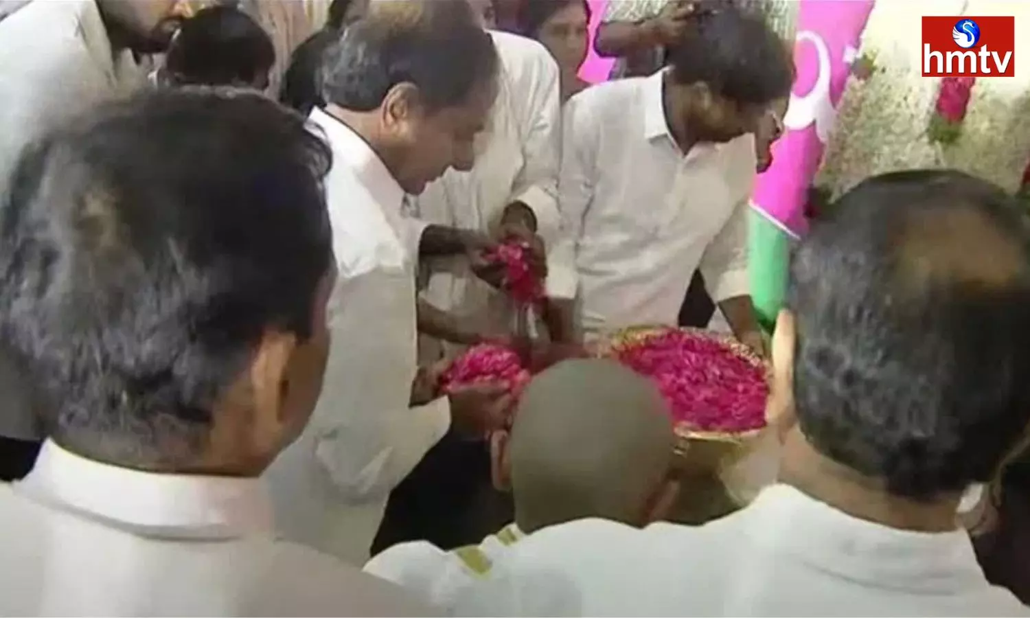 Telangana CM KCR Pay Tributes To Singer Saichand