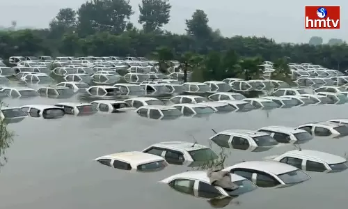 100 Cars submerged in water in Noida Due To Heavy Rain