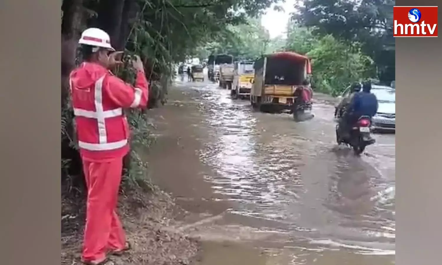 Cyberabad Police Clarifies Over Viral Photo Of Traffic Man Taking Pictures In Rain In Hyderabad