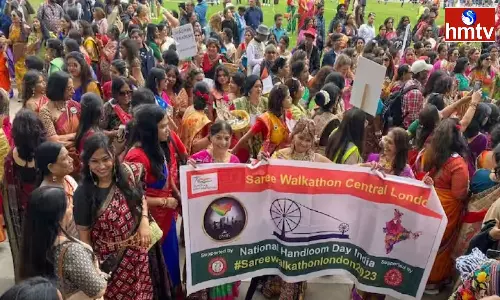 British Indian Women Conducts Saree Walkathon 2023 In London On National Handloom Day British Indian Women Conducts Saree Walkathon 2023 In London On National Handloom Day