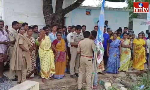 Protest With YCP Flags On The Way Of Lokesh Padayatra