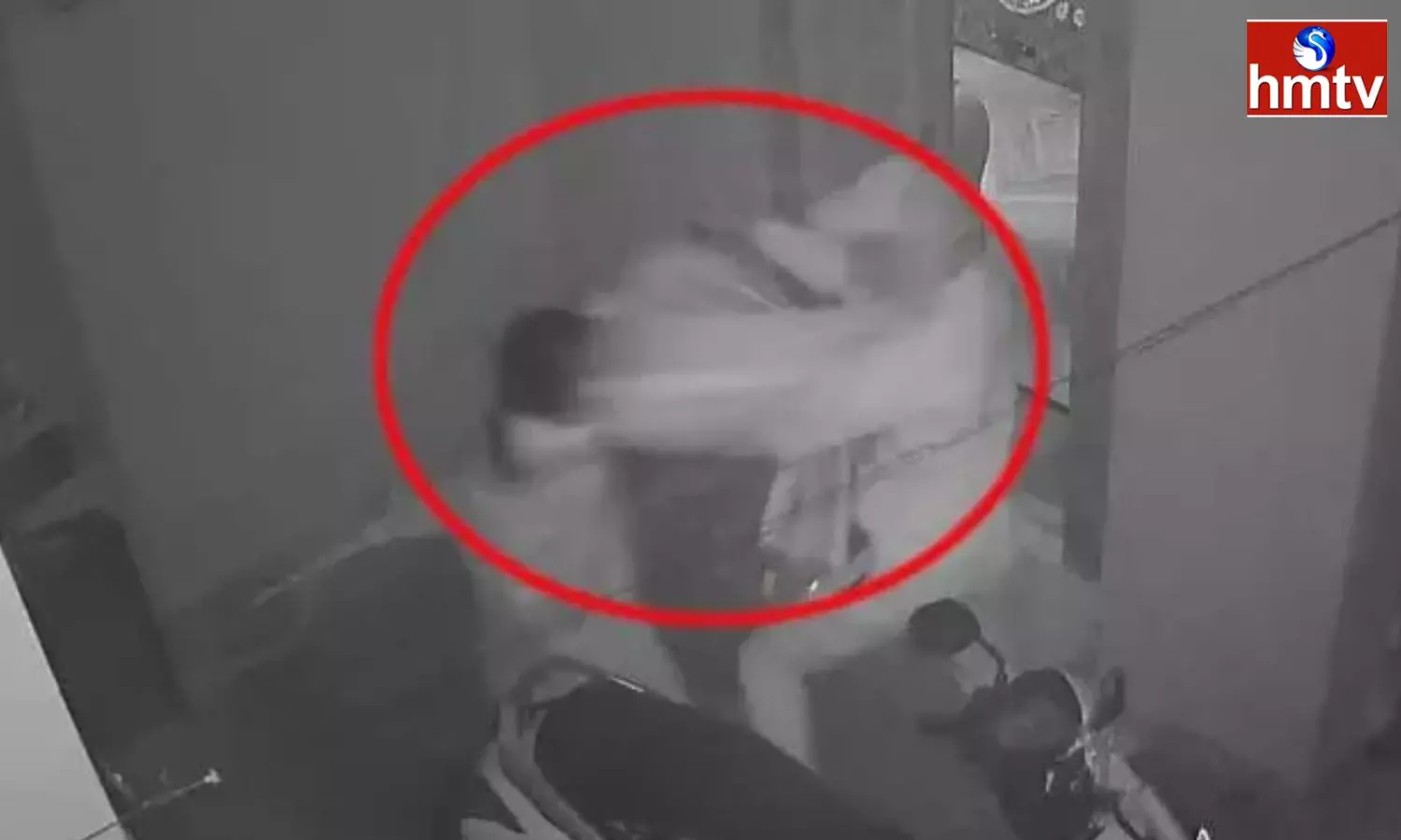 Thief Attacked On Women In Vemulawada