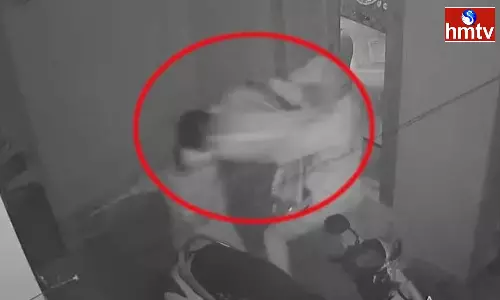 Thief Attacked On Women In Vemulawada