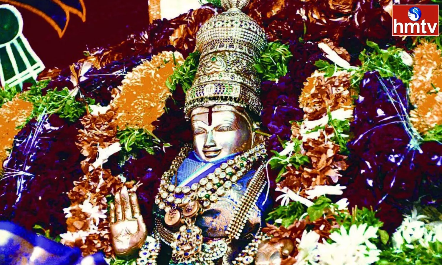 Devotees Rush in Kothapet Ashtalakshmi Temple On The Occasion Of Sravana Sukravaram