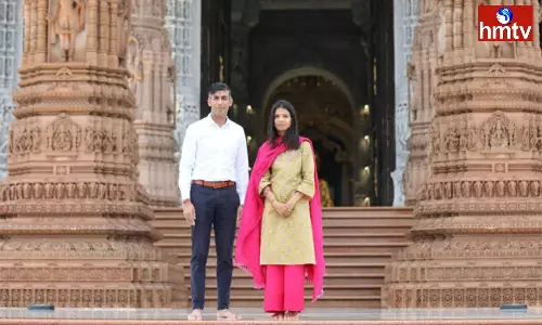 Rishi Sunak, Akshata Murty Offer Prayers At Akshardham Temple