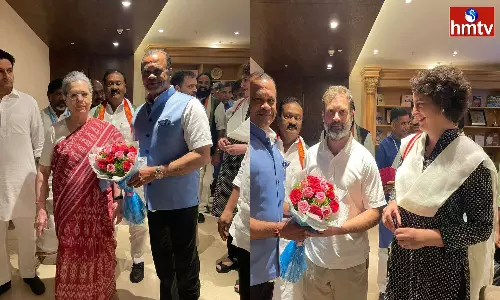 MP Komatireddy Welcomed Sonia Gandhi At Shamshabad Airport