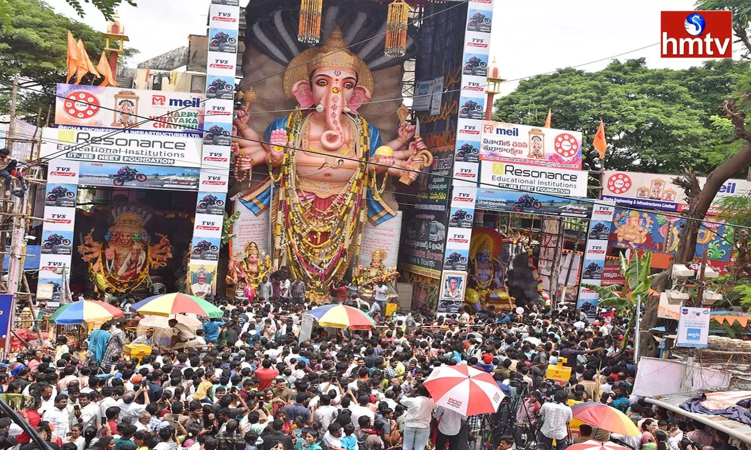 Huge Devotees Rush at Khairatabad Ganesh