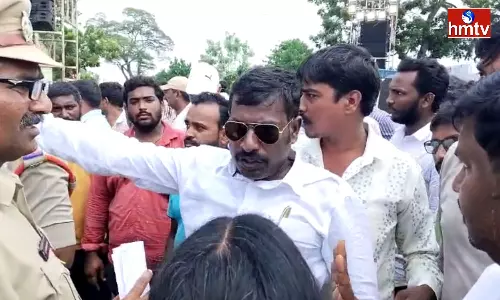 The Argument Between Janasena And YCP Leaders In Vijayawada The Argument Between Janasena And YCP Leaders In Vijayawada