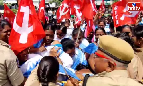 Hanamkonda: హన్మకొండలో ఉద్రిక్తత.. కలెక్టరేట్ ముట్టడికి ఆశావర్కర్ల యత్నం Hanamkonda: హన్మకొండలో ఉద్రిక్తత.. కలెక్టరేట్ ముట్టడికి ఆశావర్కర్ల యత్నం