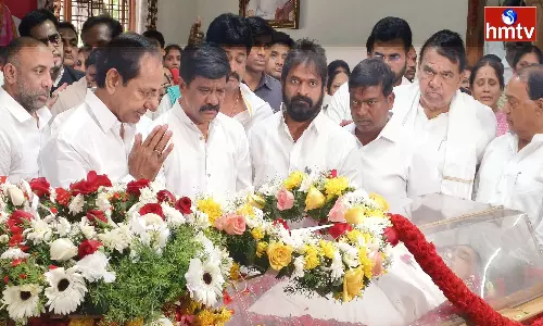 CM KCR: మంత్రి వేముల ప్రశాంత్ రెడ్డికి సీఎం కేసీఆర్ పరామర్శ.. మంజులమ్మకు నివాళులు