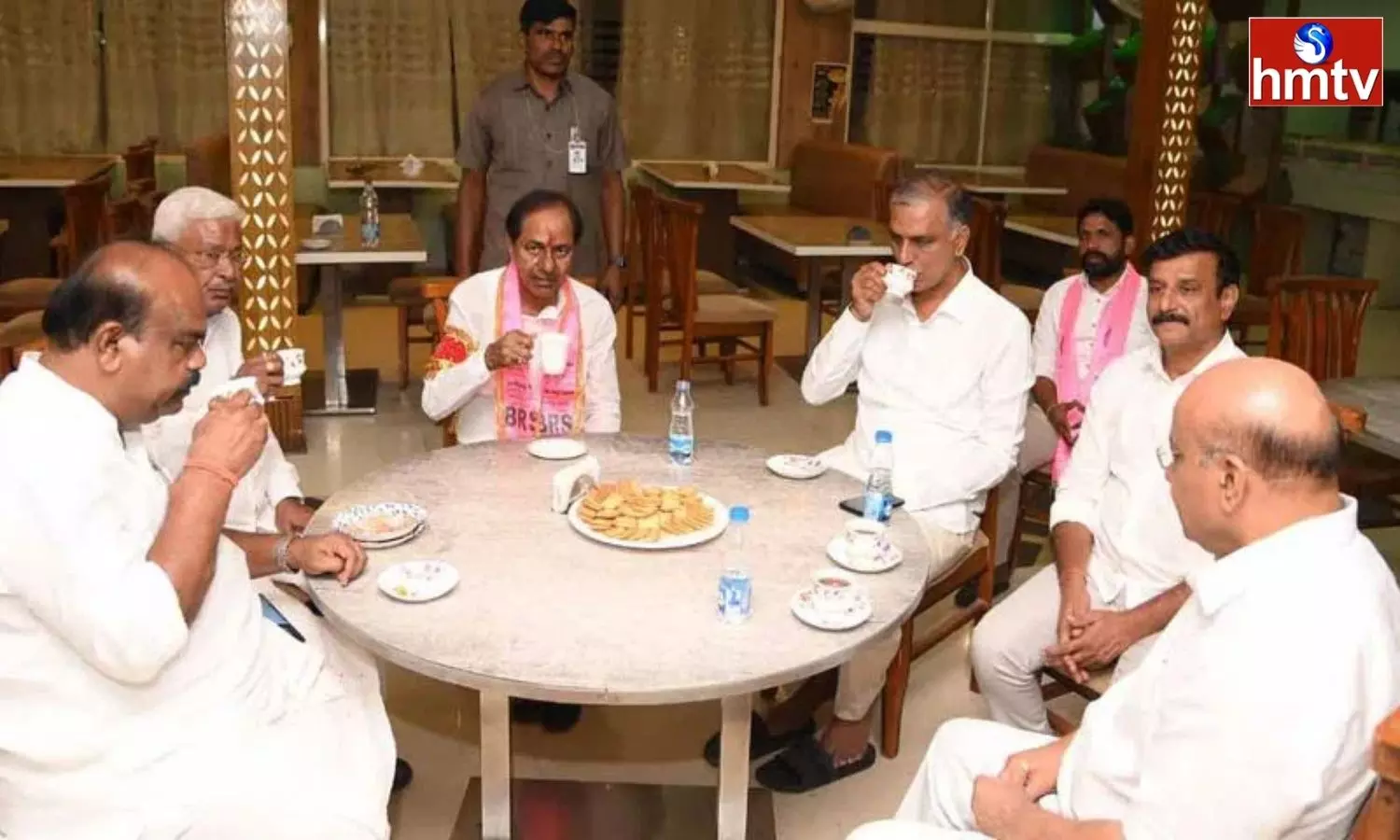 CM KCR Drinks Chai At Ponnala Sony Daba in Siddipet