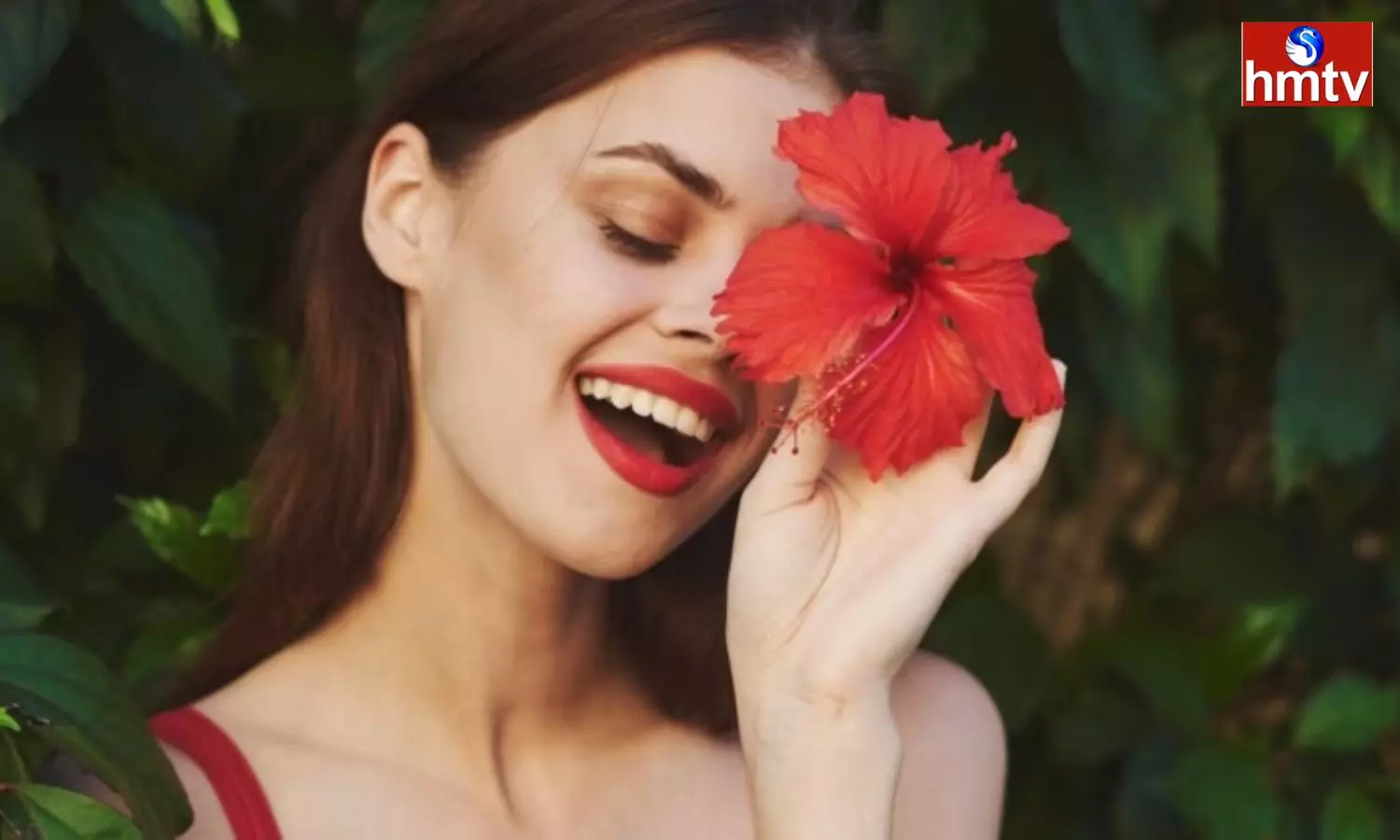 Applying Hibiscus Flowers To The Skin Like This Gives A Natural Glow To The Face
