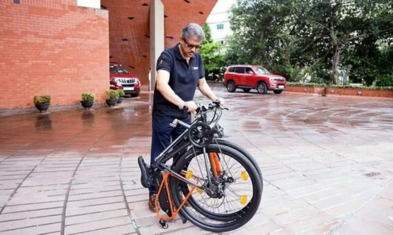 The Hornback X1 e-bike is available in Grey-Orange and Blue-Orange colors and starting price is rs 44,999 Anand Mahindra Investment