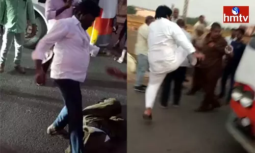 Local People Attack On APSRTC Bus Driver In Kavali Nellore District Local People Attack On APSRTC Bus Driver In Kavali Nellore District